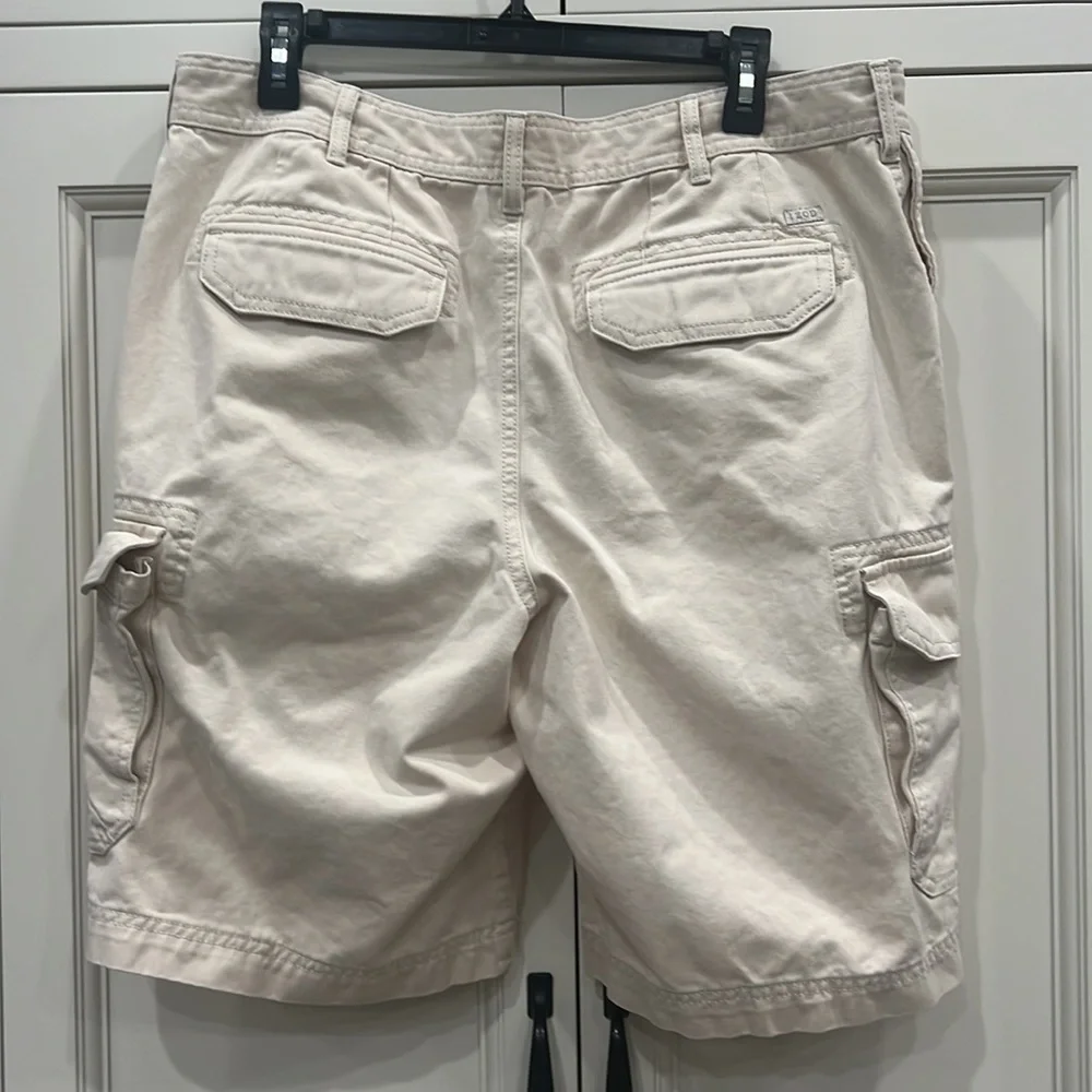 IZOD Men’s Cargo Shorts. Size 36. Light Tan.
